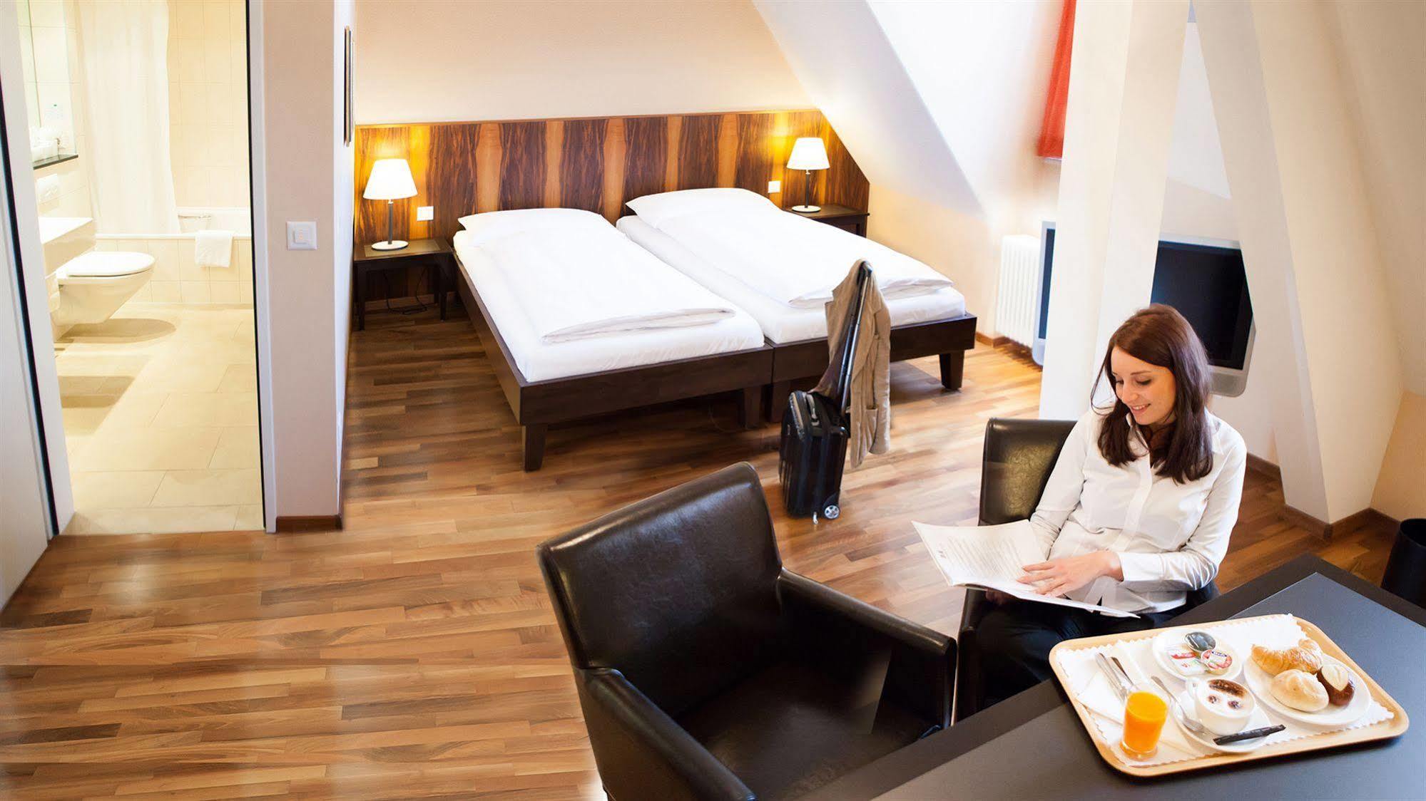 Hotel Schweizerhof Basel Exterior photo